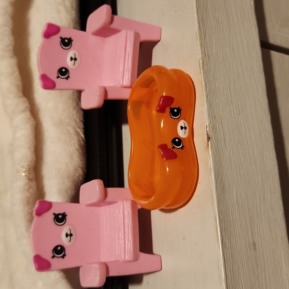 Shopkins set of pink chairs and orange pool.
